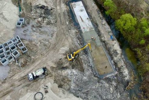 Речку Почайна в Киеве засыпают песком