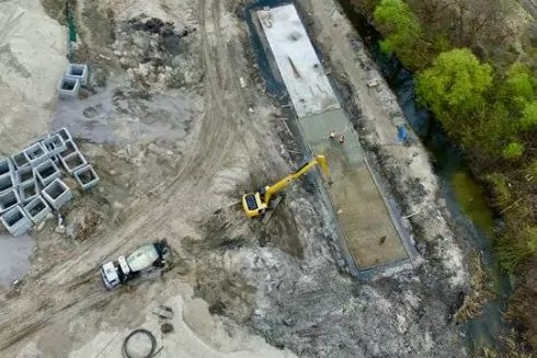 Речку Почайна в Киеве засыпают песком