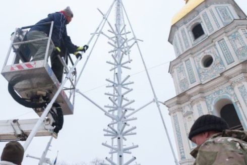 Ялинку на Софійській площі вже встановлюють. Біля неї буде фотозона “Крила Фенікса”