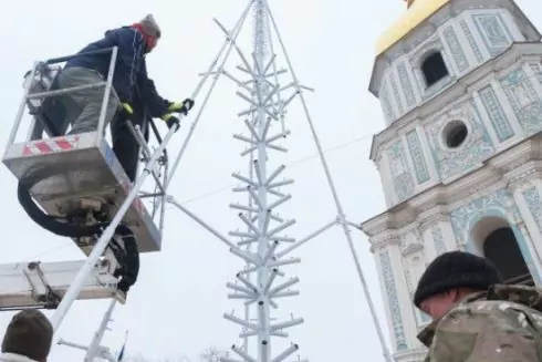Ялинку на Софійській площі вже встановлюють. Біля неї буде фотозона &ldquo;Крила Фенікса&rdquo;