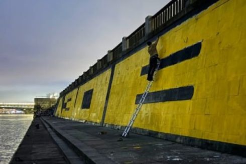 Графіті “АЗОВ” від стрит-арт художника Rubae з’явилося на набережній Дніпра