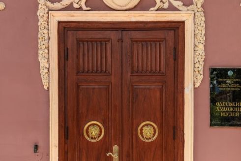 В Одесі відновили двері художнього музею, пошкоджені через ракетний удар: фото