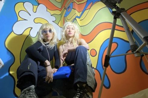 Сестри Фельдман розмалювали вікна ресторану KFC у Дніпрі: фото