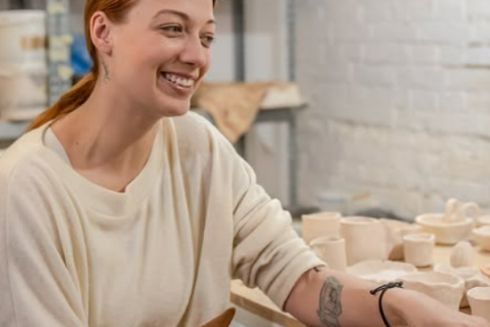 Керамістка з Києва виготовляє інклюзивні тарілки для людей з інвалідністю