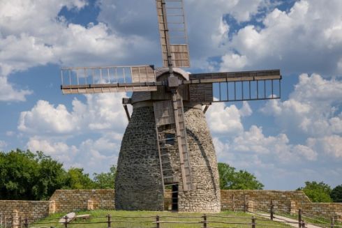 У Пирогові відновили сторічний вітряк з Херсонщини: як він виглядає зараз