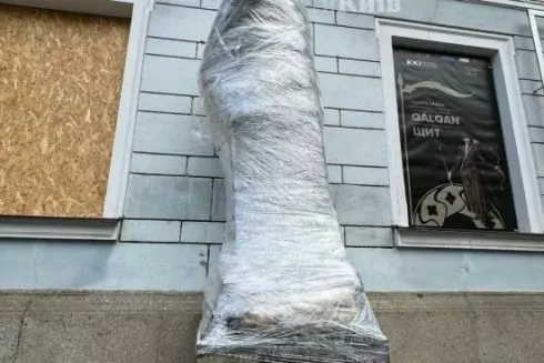 В Киеве обмотали защитной пленкой памятник Илье Репину
