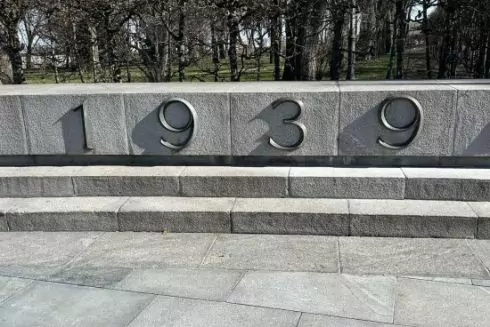 На вході до Меморіалу вічної слави відновили правдиву дату початку Другої світової війни: фото