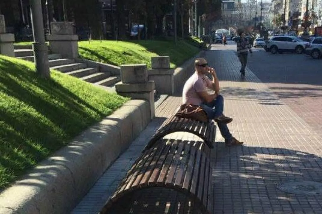 На Крещатике начали устанавливать новые лавочки