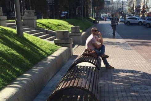 На Хрещатику почали встановлювати нові лавочки