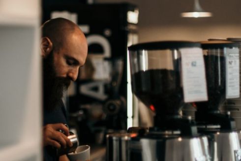 Киевские кофейни собирают подарки для военных на передовую: что и куда приносить