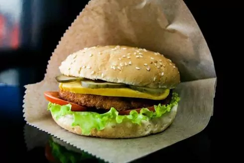 На ВДНГ відкрився веганський фаст-фуд &laquo;Пан Веган&raquo; з чизбургерами та хот-догами