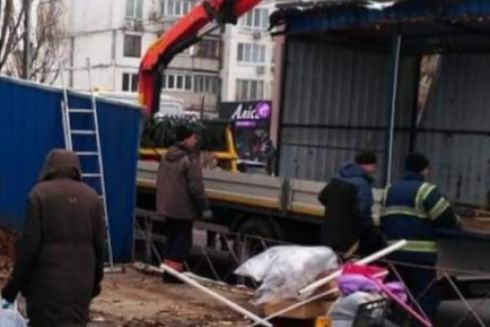 На Березняках демонтировали незаконные МАФы