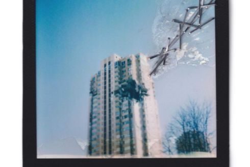 Світлина обстріляного рф будинку в Києві &mdash; у добірці найкращих фото 2023 року від Polaroid