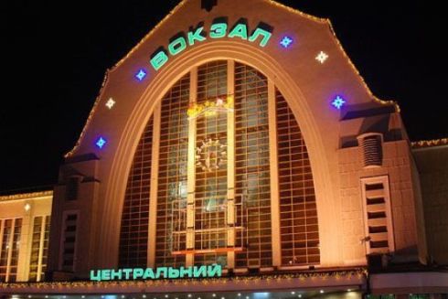 Біля Центрального вокзалу Києва облаштували пункт обігріву для безхатьків