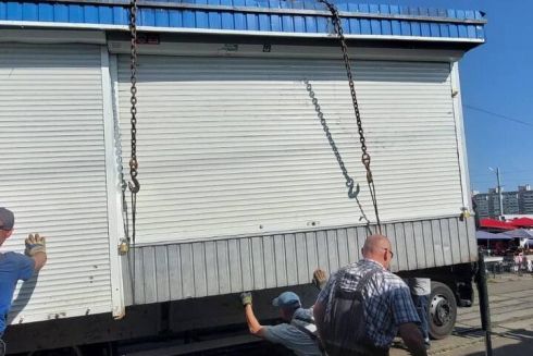 Фото. Біля метро «Позняки» прибрали МАФи, які заважали руху трамвая