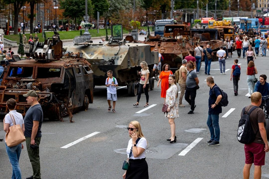 У мережі з'явився 3D-тур виставкою знищеної російської техніки на Хрещатику