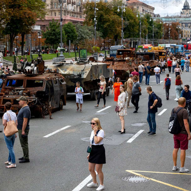 У мережі з'явився 3D-тур виставкою знищеної російської техніки на Хрещатику