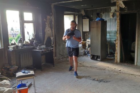 Фото. Как волонтеры восстанавливают окна в поврежденных домах в пригородах Киева