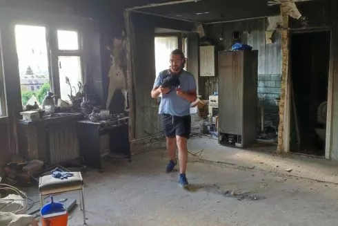 Фото. Как волонтеры восстанавливают окна в поврежденных домах в пригородах Киева