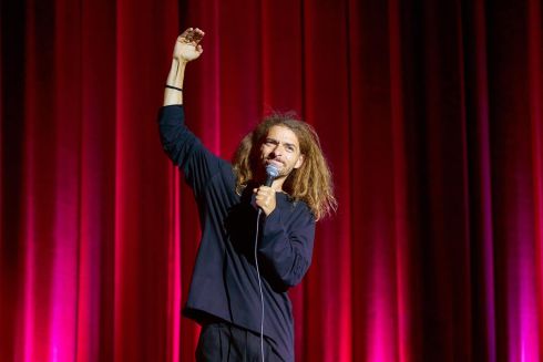 10 популярних стендапів про життя під час війни від українських коміків