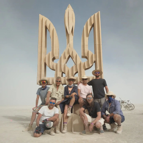 Фото: На Burning Man 2022 создали инсталляцию-трезубец в поддержку Украины