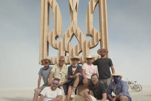 Фото: На Burning Man 2022 створили інсталяцію-тризуб на підтримку України