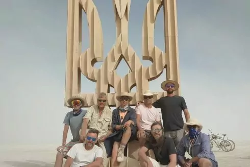 Фото: На Burning Man 2022 создали инсталляцию-трезубец в поддержку Украины