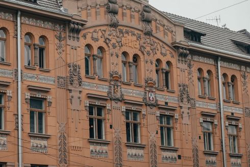 Фото. Во Львове открыли часть отреставрированного фасада дореволюционного здания