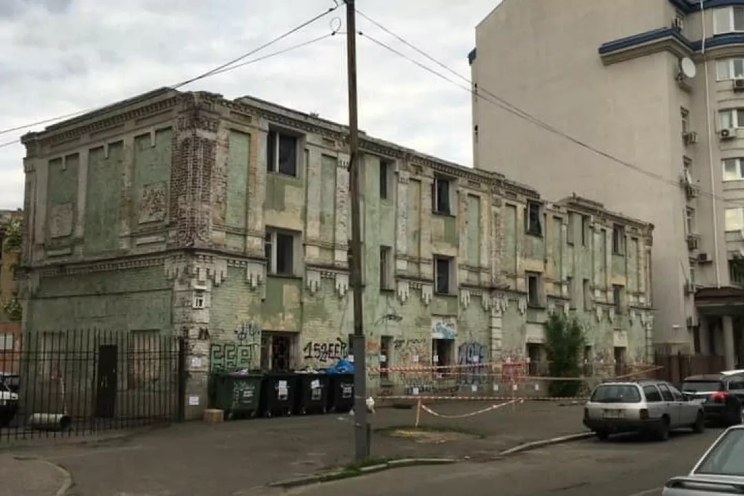 На Подолі почали демонтувати дореволюційну будівлю
