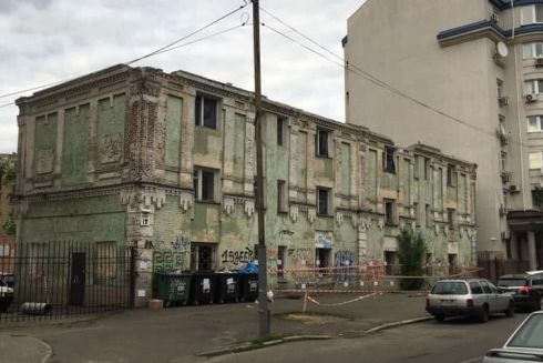 На Подоле начали демонтировать дореволюционное здание