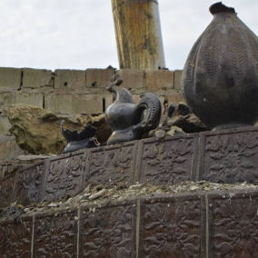 Фото. В разрушенном доме на Киевщине нашли еще одного уцелевшего керамического петушка