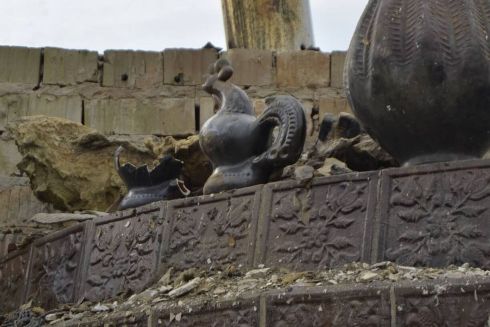 Фото. В разрушенном доме на Киевщине нашли еще одного уцелевшего керамического петушка