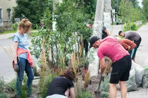 Высаживают цветы, чтобы вернуть в город жизнь: активисты в Ирпене создают клумбы и собирают свидетельства об оккупации