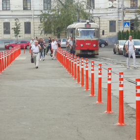 Фото. Возле остановки трамваев на Подоле установили делиниаторы на месте стихийной парковки