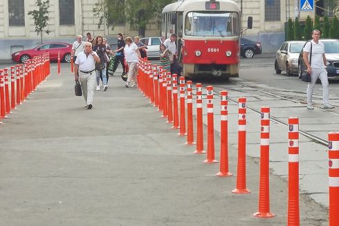Фото. Возле остановки трамваев на Подоле установили делиниаторы на месте стихийной парковки