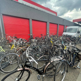 Амстердам передаст украинским общинам две тысячи забытых велосипедов. Часть из них получит Киевщина