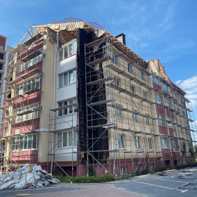 У Гостомелі відбудовують зруйновану росіянами багатоповерхівку. Роботи завершать до зими