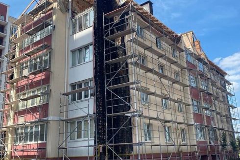 В Гостомеле отстраивают разрушенную россиянами многоэтажку. Работы завершат к зиме