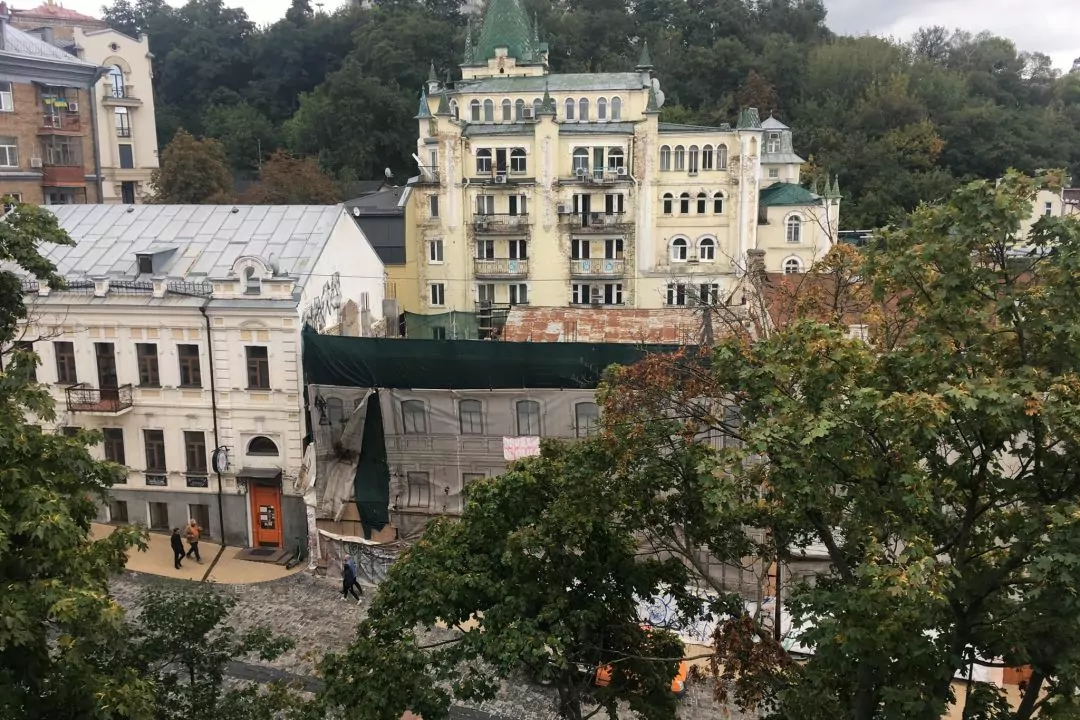 На Андріївському узвозі розбирають історичну будівлю
