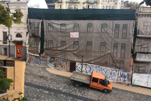 У КМДА відреагували на незаконне знесення історичної будівлі на Андріївському узвозі: вимагають зупинити роботи