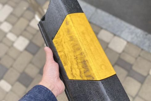 На Золотоворотской повредили делинеаторы, защищающие велополосу от парковки авто