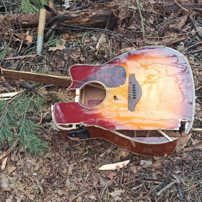 На Київщині знайшли розбиту окупантами колекційну гітару. Її відремонтували і тепер шукають власника