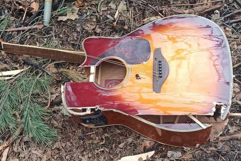На Киевщине нашли разбитую оккупантами коллекционную гитару. Ее отремонтировали и теперь ищут владельца