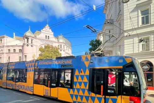 В Вене начал курсировать трамвай для поддержки Украины. Внешний вид разработала дизайнерка из Харькова