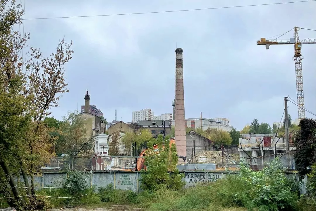 Фото: На Деміївці зруйнували історичні будівлі промислового комплексу
