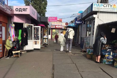 Було/стало: біля метро «Чернігівська» прибрали рекламні стенди, що заважали руху пішоходів