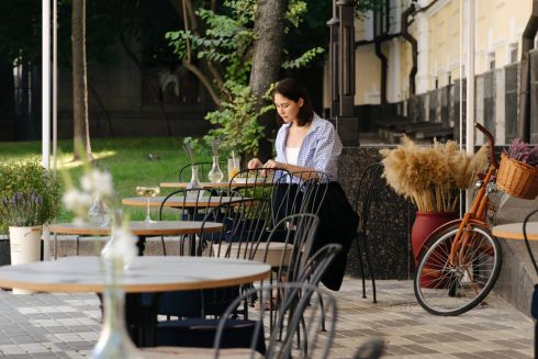 В центре Киева открывается французское кафе с секретным двориком «Быть Sofie»