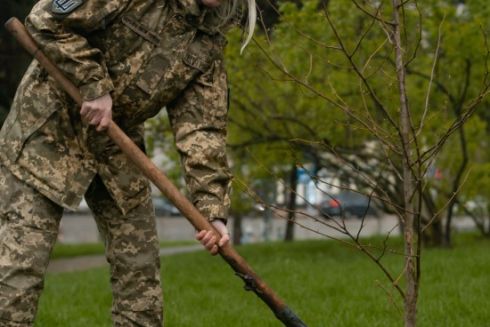 В сквере имени Заньковецкой посадили магнолии, чтобы собрать средства на берцы для украинских защитниц