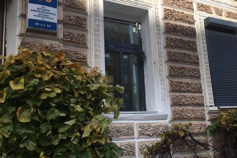 Фото. На Богдана Хмельницького відновили фасад архітектурної пам'ятки, де навесні розібрали стіну