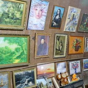 Коммунальщик из Чернигова обустроил галерею из найденных на помойке картин
